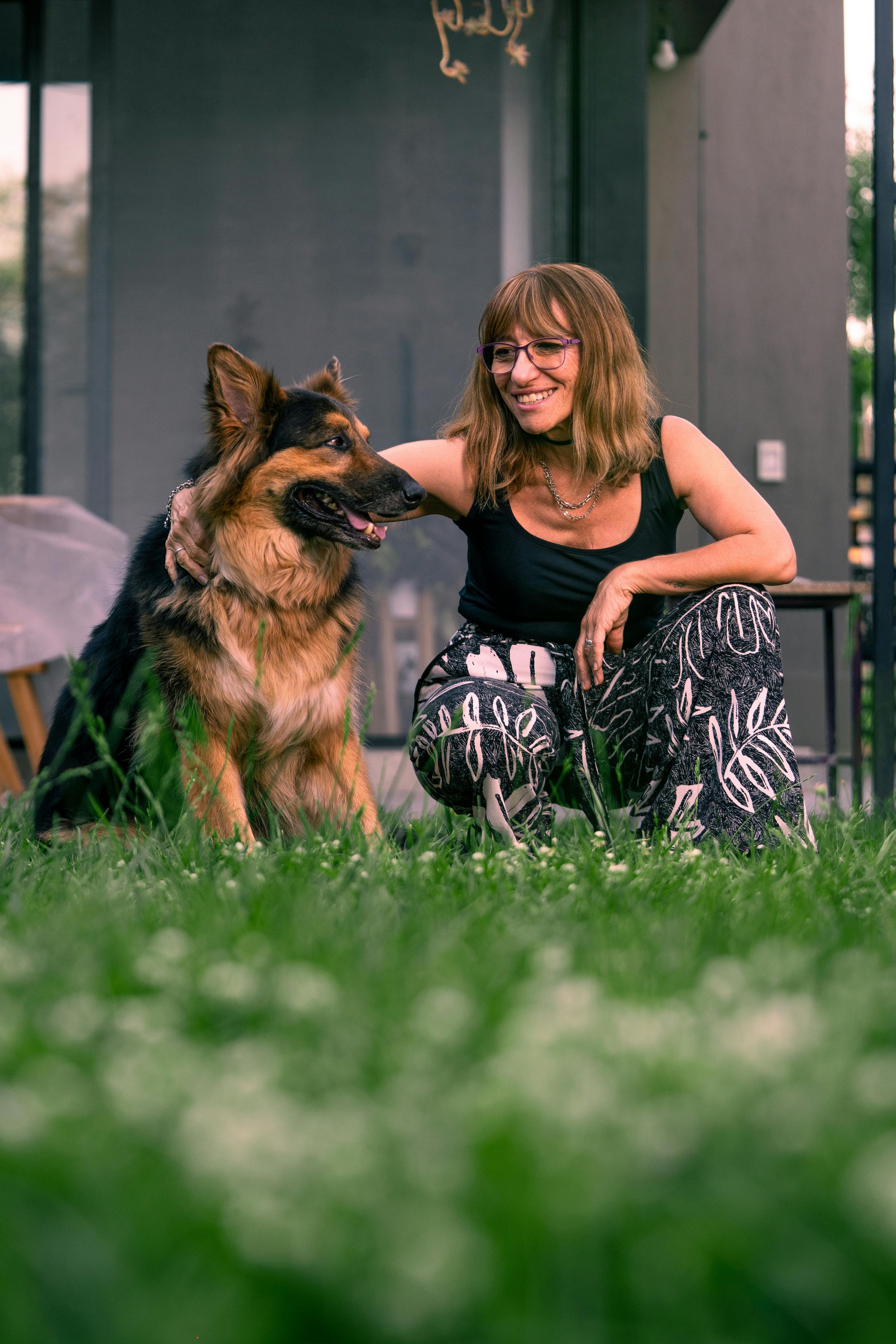 ¿Sentarte en el suelo con tu perro mejora su salud? Lo que dice la ciencia